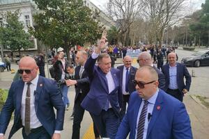 Citizens protested Dodik's visit, he greeted them with three...