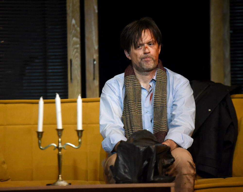 Scena iz predstave 'Kumovi'