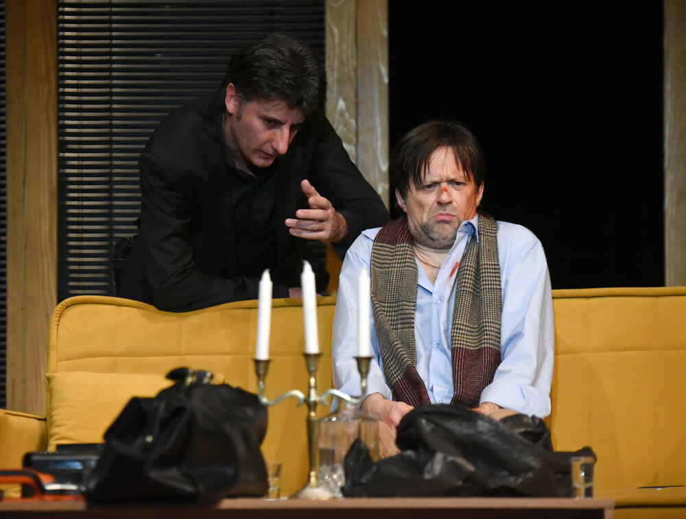 Iz predstave 'Kumovi' Nikšićkog pozorišta