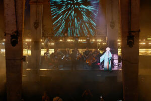 Trenutak susreta orkestra i DJ-a