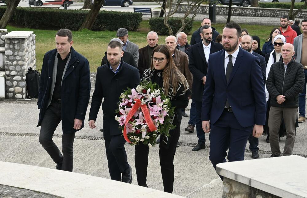 <p>Iz SD-a je saopšteno da je delegacija te partije povodom 31. godišnjice od zločina u Štrpcima, kada je iz voza oteto i ubijeno 20 osoba, položila vijenac na spomen obilježje „Civilnim žrtvama”, posvećeno svim žrtvama civilnih ratova sa prostora bivše Jugoslavije</p>