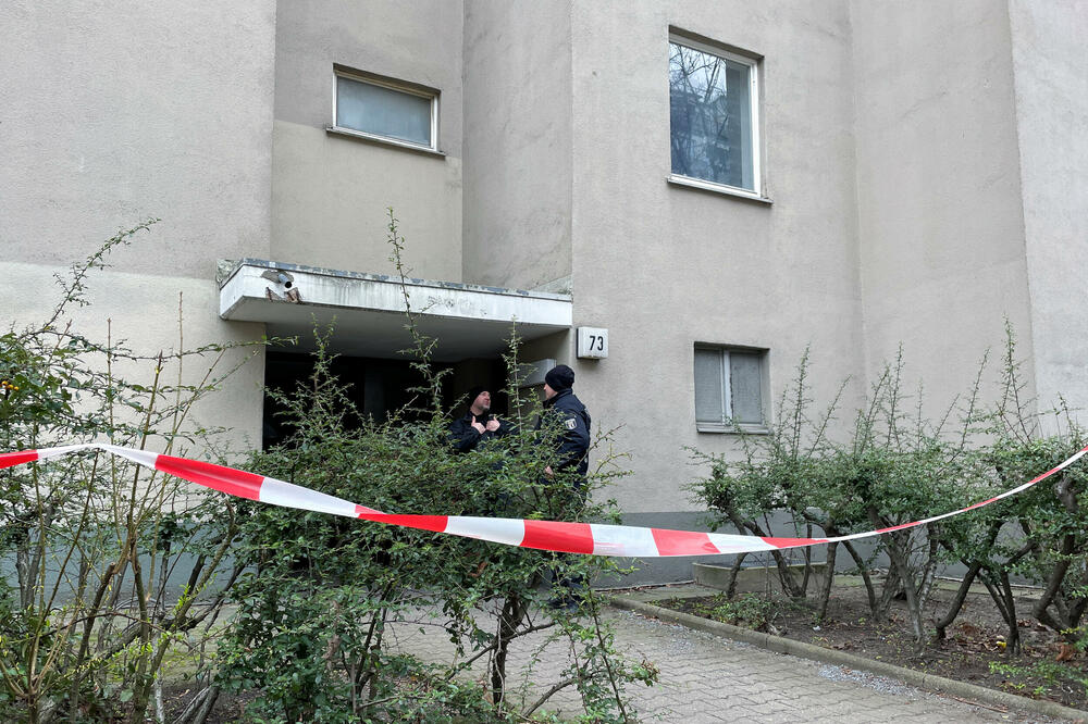 Njemački policajci stoje ispred ulaza u zgradu u kojoj je Klete privedena nakon djecenija bekstva, danas u Berlinu, Njemačka, Foto: Reuters