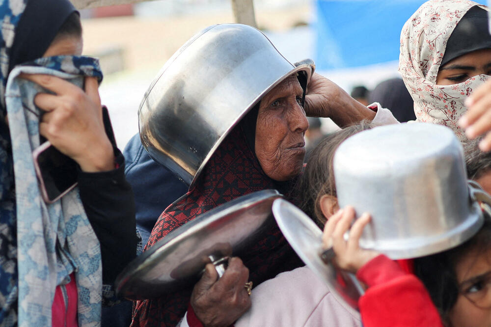 Palestinci čekaju hranu u šatorskom kampu u Rafi, Foto: Rojters