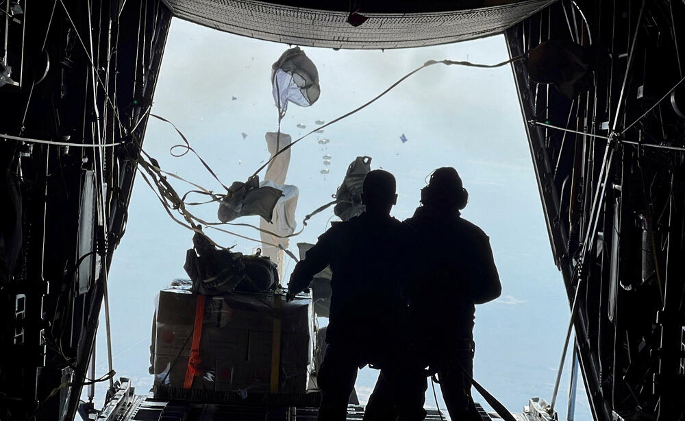 Pripadnici jordanske vojske izbacuju pakete pomoći duž obale Gaze, u saradnji sa Egiptom, Katarom, Francuskom i UAE