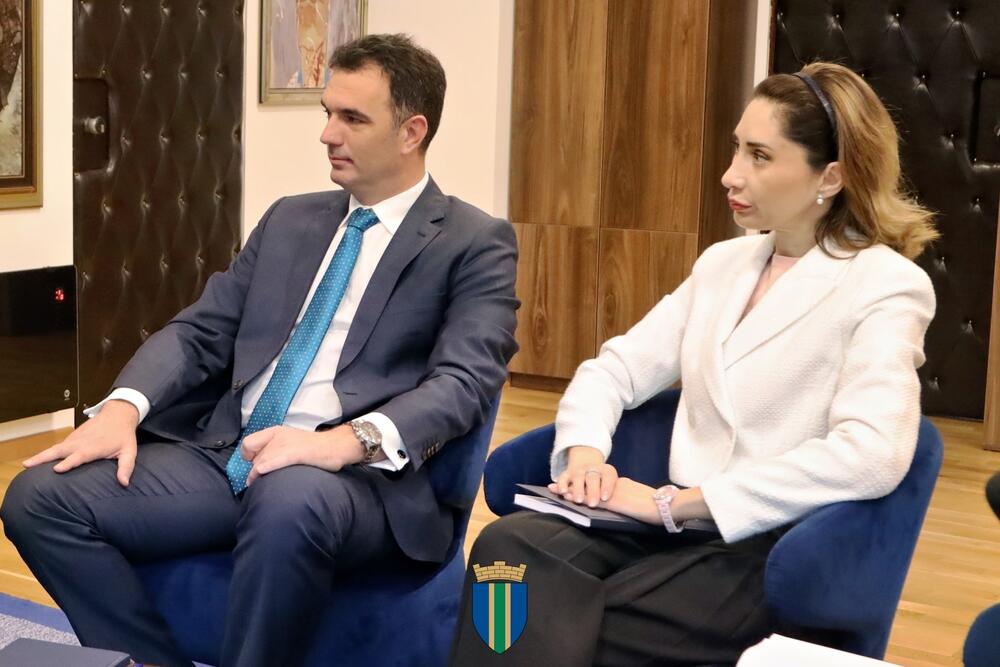 <p>U saopštenju se navodi da je predsjednik Opštine Bar Dušan Raičević upoznao ambasadora Srbije sa privrednim i kulturnim potencijalima Bara naglašavajući neophodnost unaprjeđenja saobraćajne povezanosti Crne Gore sa Srbijom</p>