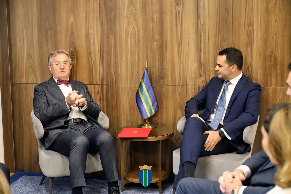 <p>U saopštenju se navodi da je predsjednik Opštine Bar Dušan Raičević upoznao ambasadora Srbije sa privrednim i kulturnim potencijalima Bara naglašavajući neophodnost unaprjeđenja saobraćajne povezanosti Crne Gore sa Srbijom</p>