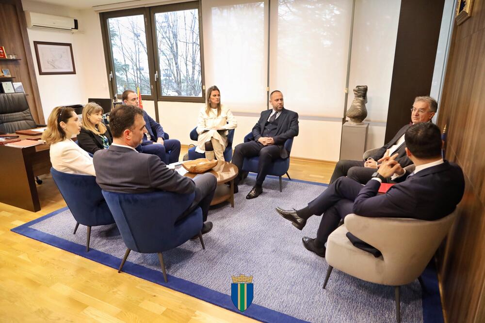 <p>U saopštenju se navodi da je predsjednik Opštine Bar Dušan Raičević upoznao ambasadora Srbije sa privrednim i kulturnim potencijalima Bara naglašavajući neophodnost unaprjeđenja saobraćajne povezanosti Crne Gore sa Srbijom</p>