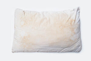 Kako oprati fleke sa jastuka: Lako je uz prave sastojke