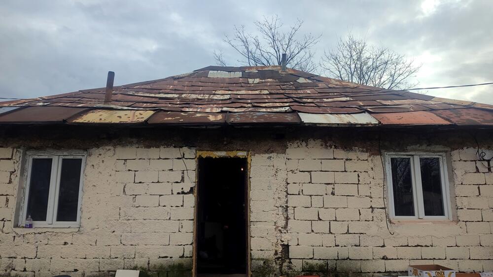 <p>Ne zna se da li je krov u lošijem stanju spolja ili iznutra - pleh uništen, grede gole, šupljine na sve strane</p>
