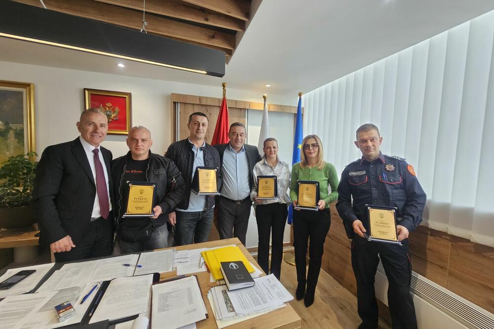Bakić sa nagrađenim službenicama i službenicima, Foto: Opština Kolašin