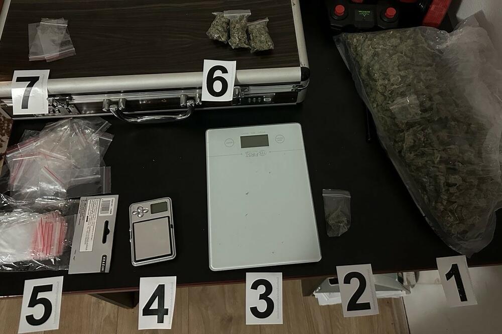 Zaplijenjena droga, vage za precizno merenje i pribor za pakovanje, Foto: Uprava policije