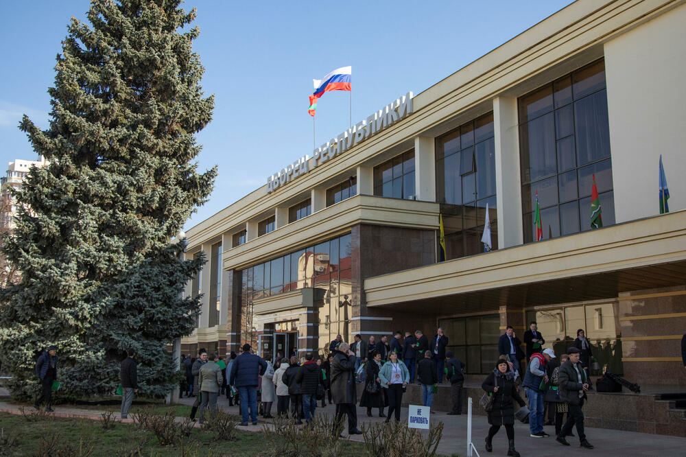 Delegati se okupljaju da učestvuju na kongresu poslanika, ispred Palate Republike u Tiraspolju, otcijepljenom moldavskom regionu Pridnjestrovlja, Foto: Reuters
