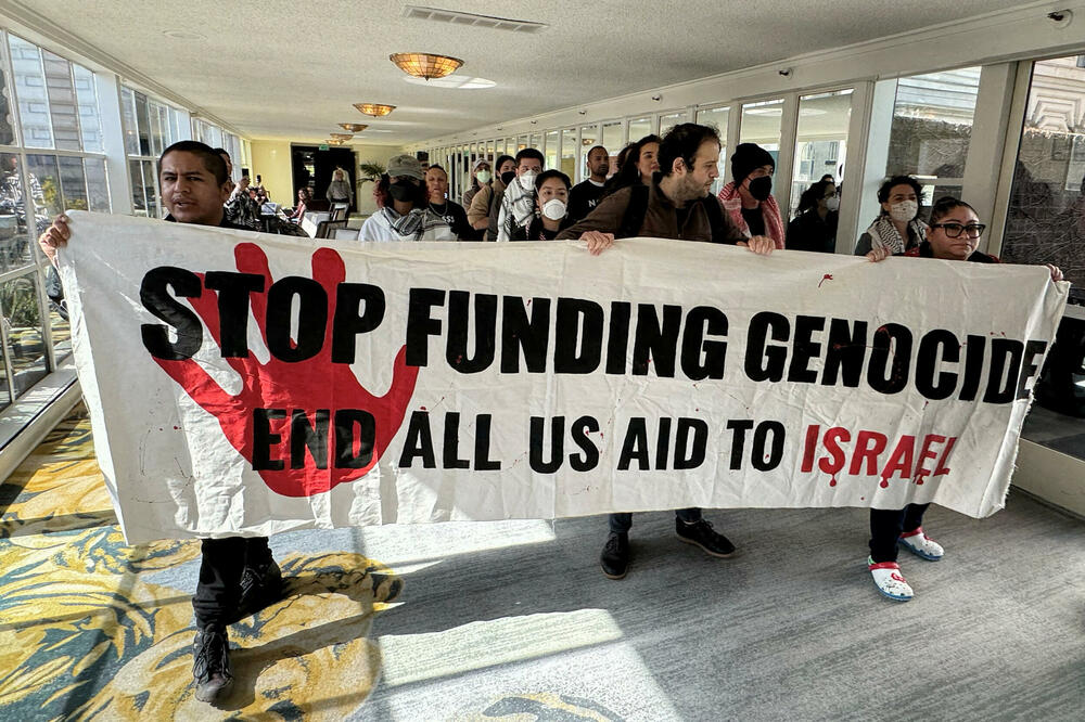 Demonstranti pozivaju na primirje u Gazi u hotelu u San Francisku kojem je 22. februara odsjeo Bajden, Foto: Rojters