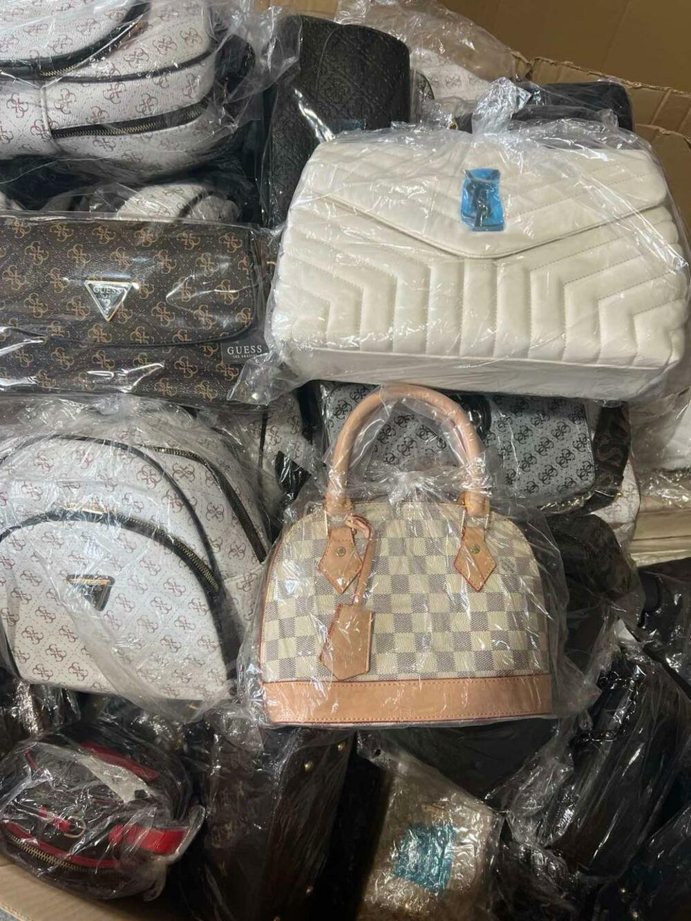 <p>"Detaljnim pregledom i kontrolom koja je sprovedena u dva kamiona prijavljena za postupak carinjenja robe, carinici su otkrili veću količinu neprijavljenih tekstilnih prizvoda turskog porijekla"</p>