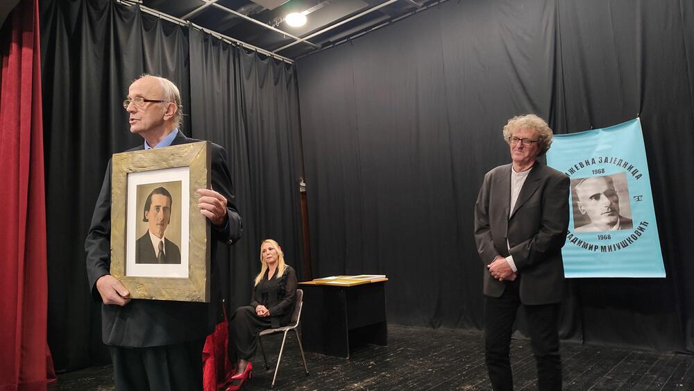 <p>Obilježen Dan književne zajednice “Vladimir Mijušković” iz Nikšića, uručene nagrade istaknutim stvaraocima, povelja počasnog člana kćerci Vladimira Mijuškovića, Milici Mijušković Bojović, kao i zahvalnice i članske karte</p>