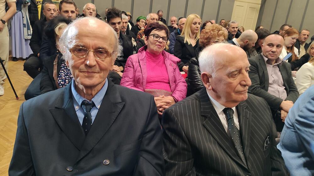 <p>Obilježen Dan književne zajednice “Vladimir Mijušković” iz Nikšića, uručene nagrade istaknutim stvaraocima, povelja počasnog člana kćerci Vladimira Mijuškovića, Milici Mijušković Bojović, kao i zahvalnice i članske karte</p>