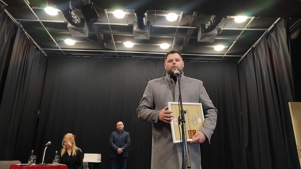 <p>Obilježen Dan književne zajednice “Vladimir Mijušković” iz Nikšića, uručene nagrade istaknutim stvaraocima, povelja počasnog člana kćerci Vladimira Mijuškovića, Milici Mijušković Bojović, kao i zahvalnice i članske karte</p>