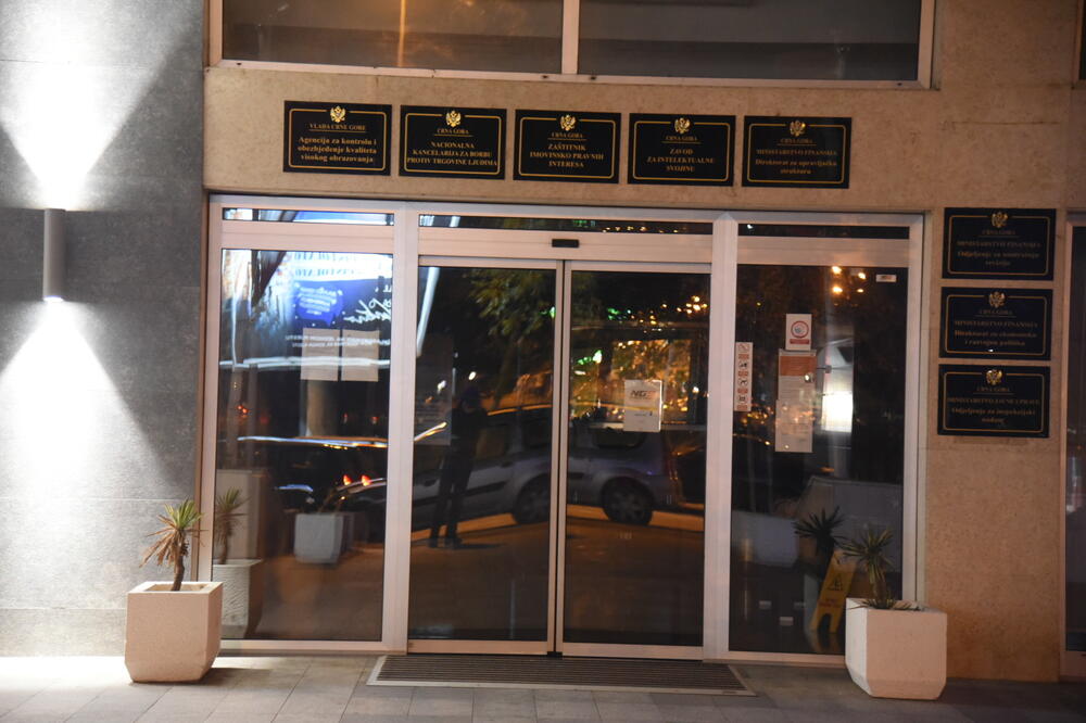 Ulaz u hotel “Best Western” sa oznakama državnih institucija koje se u njemu nalaze, Foto: Boris Pejović