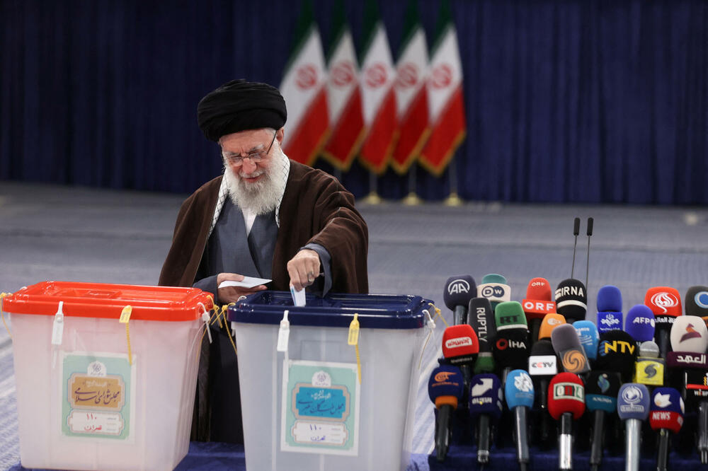Iranski vrhovni vođa Ajatolah Ali Hamnej glasa na glasa na parlamentarnim izborima u Teheranu, Foto: REUTERS