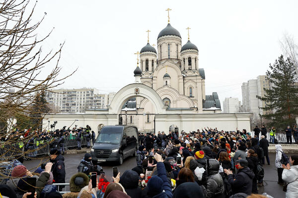 Stotine ljudi na sahrani Navaljnog u Moskvi; Peskov: Sve...