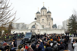 Hundreds of people at Navalny's funeral in Moscow; Peskov: Everything...