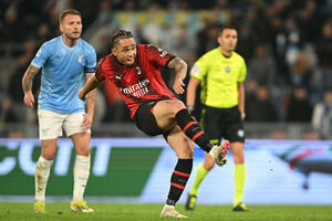 Milan beat Lazio, the Romans finished the match with eight,...