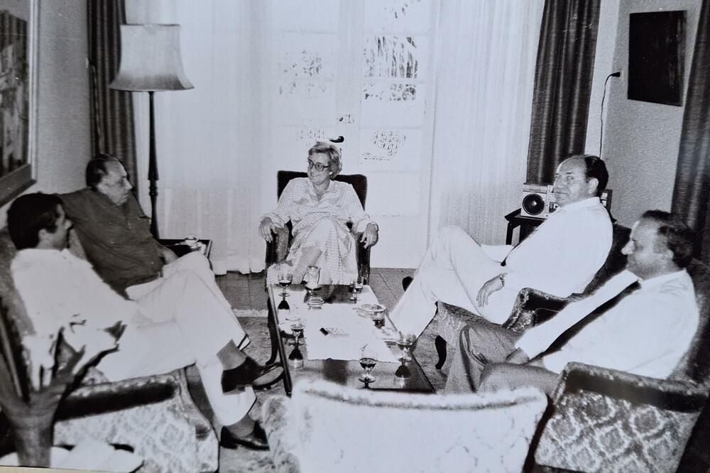 U rezidenciji ambasadora SFRJ. Slijeva: MiškoVujović, Ćano Koprivica, ambasador Trajković i Slobodan Vuković, Foto: Privatna arhiva