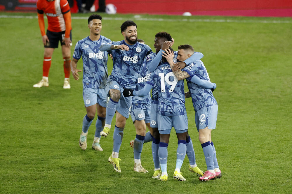 "Vilenjjaci" slave Dinja, Foto: REUTERS