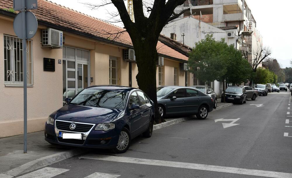 Građani primorani da prelaze ulicu na mjestima koja za to nijesu predviđena