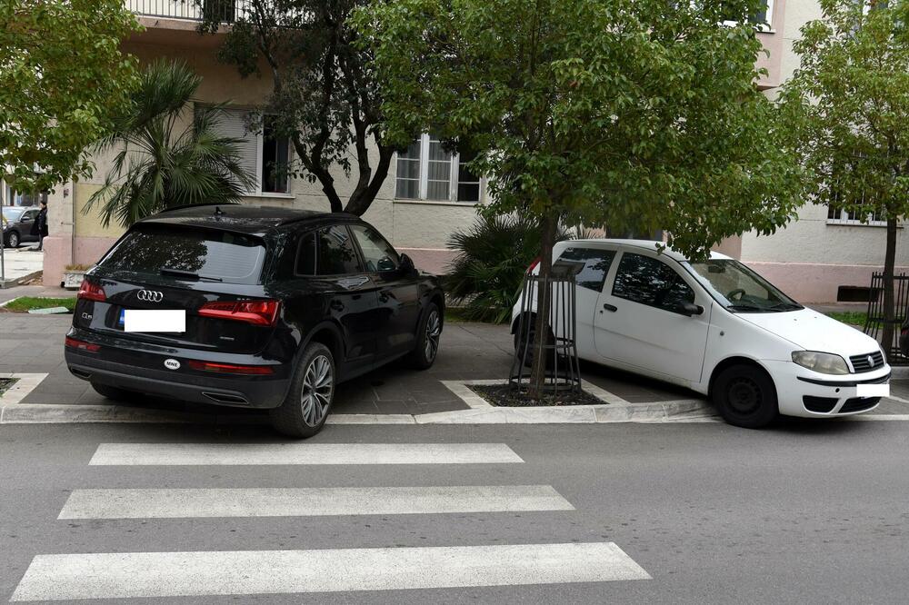 Nepropisno parkirani vozači na zonama predviđenim za pješake, Foto: Boris Pejović