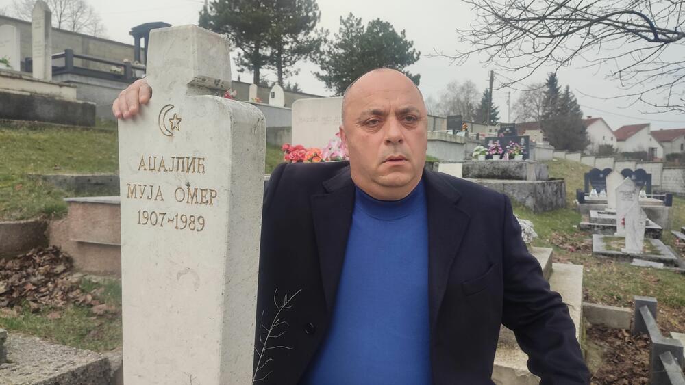 Damir Adžajlić pored đedovog groba