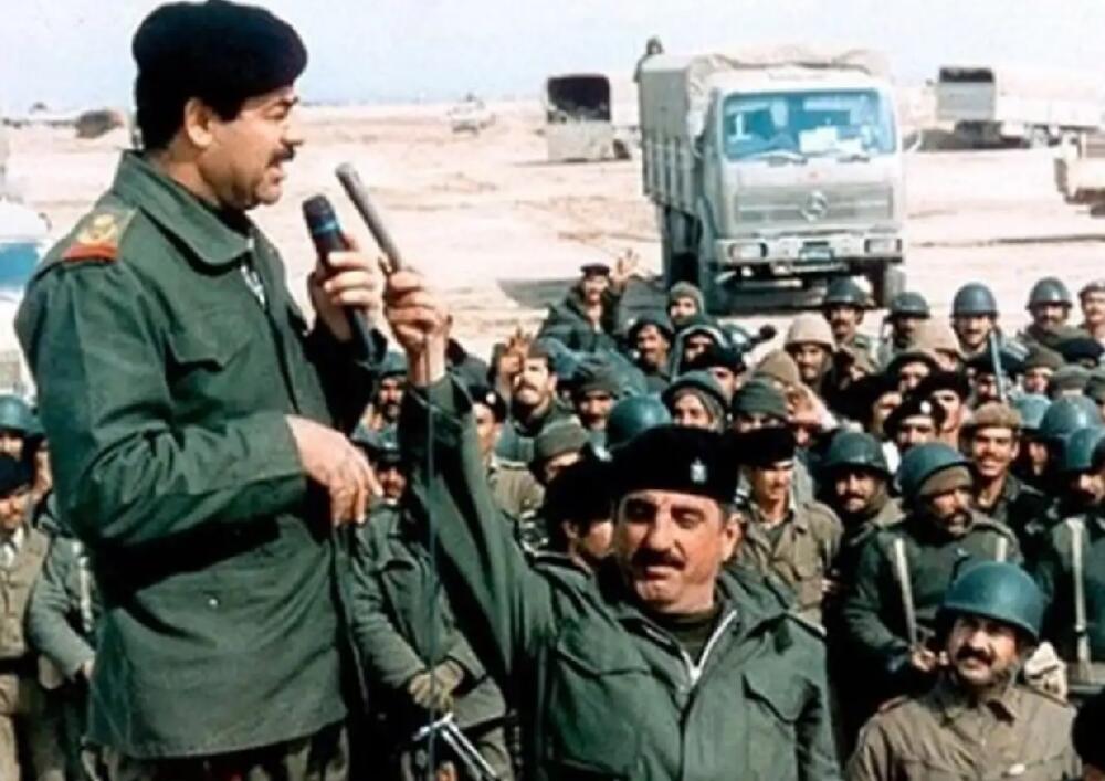Sadam sa svojim vojnicima tokom Zalivskog rata 1991.