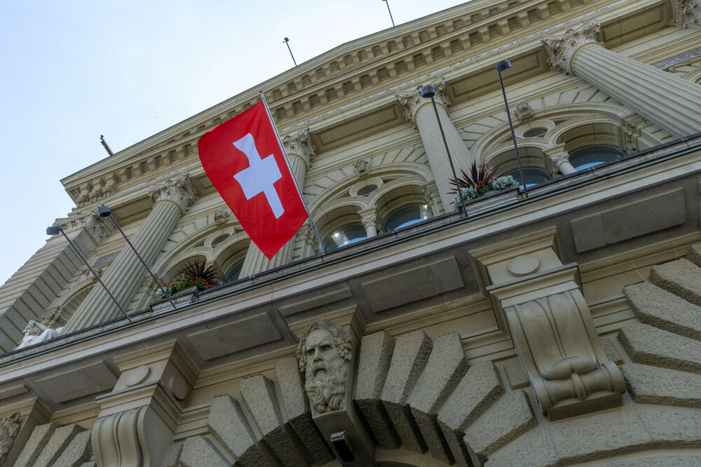 Švajcarska zastava na zgradi parlamenta (ilustracija), Foto: Reuters