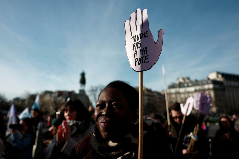 Učesnica skupa u Parizu nosi natpis “Ne dirajte moje tijelo, Foto: Rojters