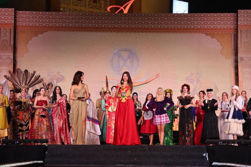 Anđela Vukadinović: Crvenom haljinom koju je osmislila njena mama privukla pažnju, Foto: Privatna arhiva