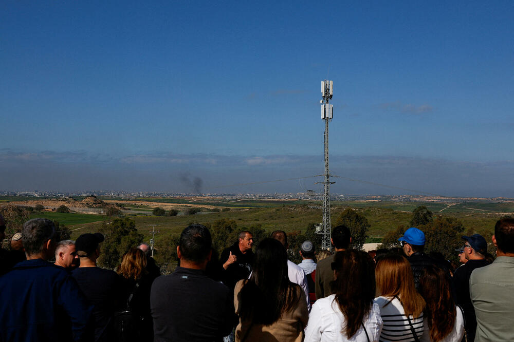 Grupa posjetilaca posmatra pojas Gaze sa gledišta u Sderotu, Foto: Reuters