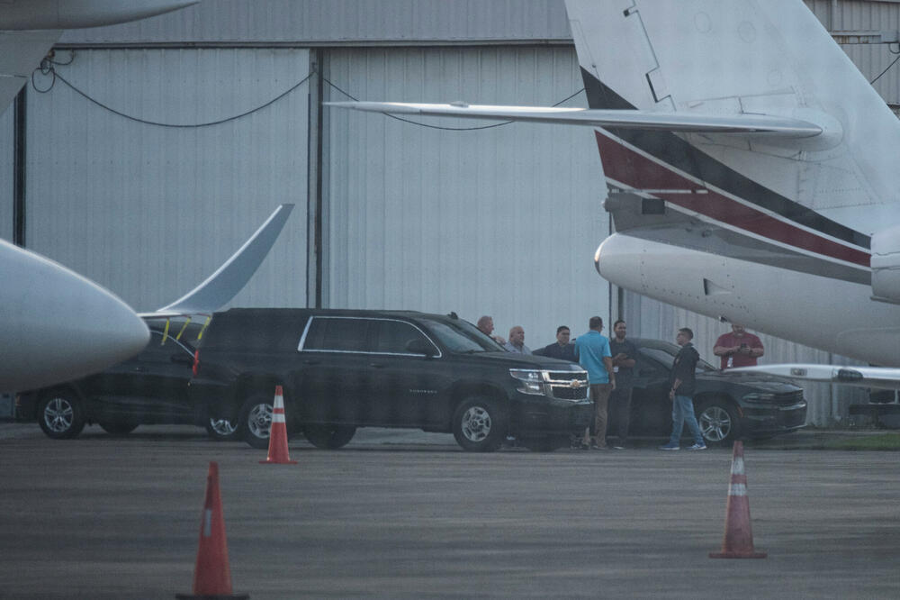 Detalj sa aerodroma u Portoriku kada je sletio avion u kome je bio Henri, Foto: Reuters