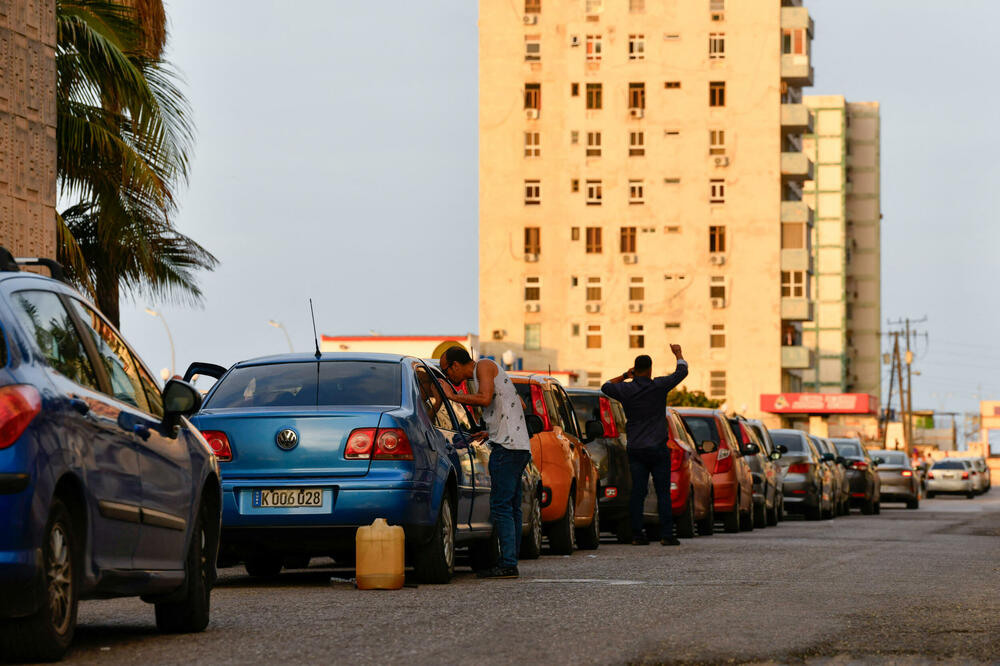 Kubanci čekaju u redu za gorivo, Foto: Reuters