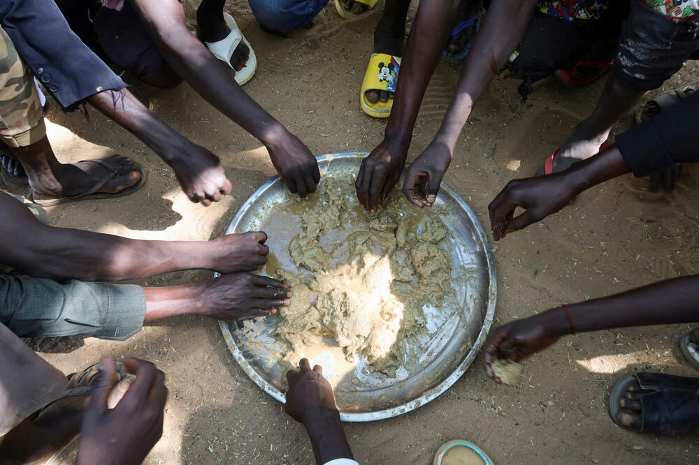 Izbjeglice jedu hranu u sudanskom izbjegličkom kampu u Čadu (8. novembar 2023.), Foto: Reuters