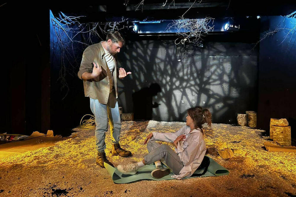 Scena iz predstave Serdarski triton, Foto: KIC Budo Tomović