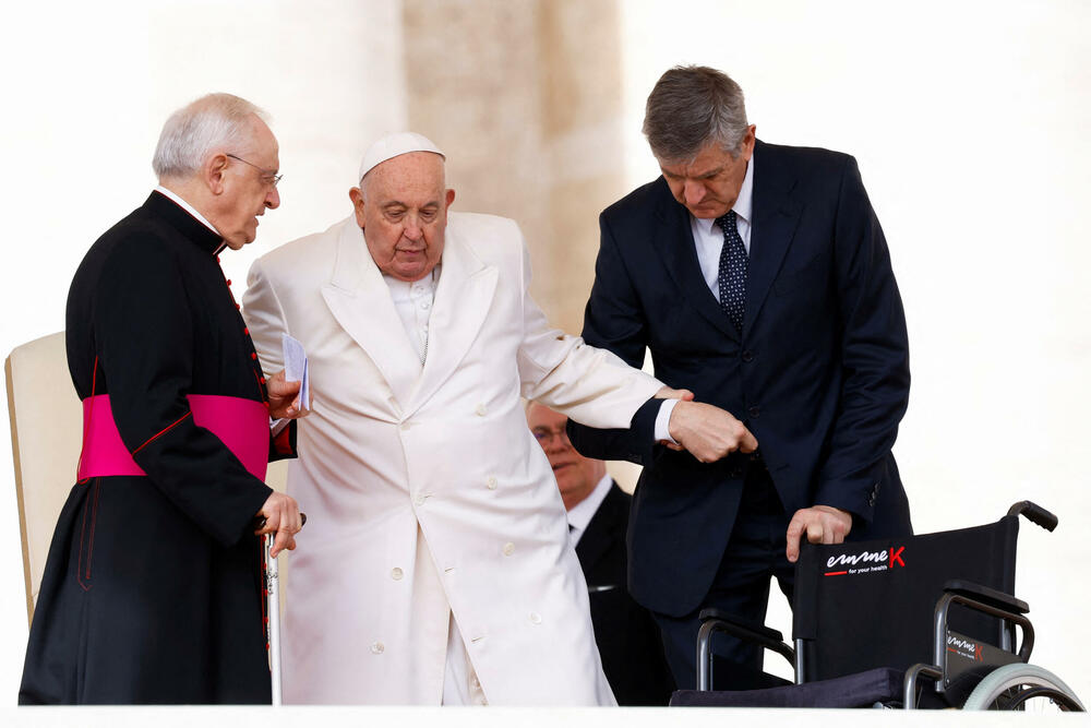 <p>Zbog dugotrajnih problema sa disanjem i pokretljivošću 87-godišnji Papa je zamolio svog pomoćnika da na Trgu Svetog Petra pročita zapis iz katihizisa<br /> </p>