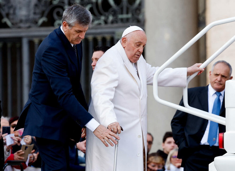 <p>Zbog dugotrajnih problema sa disanjem i pokretljivošću 87-godišnji Papa je zamolio svog pomoćnika da na Trgu Svetog Petra pročita zapis iz katihizisa<br /> </p>