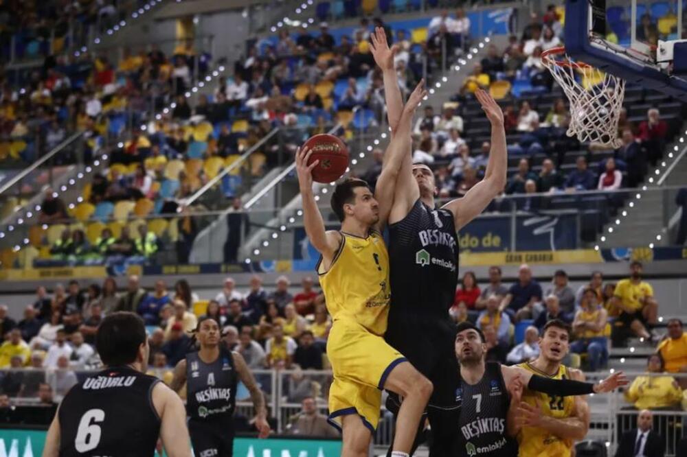 Simonović u duelu Nikolasom Brusinom, Foto: Eurocup
