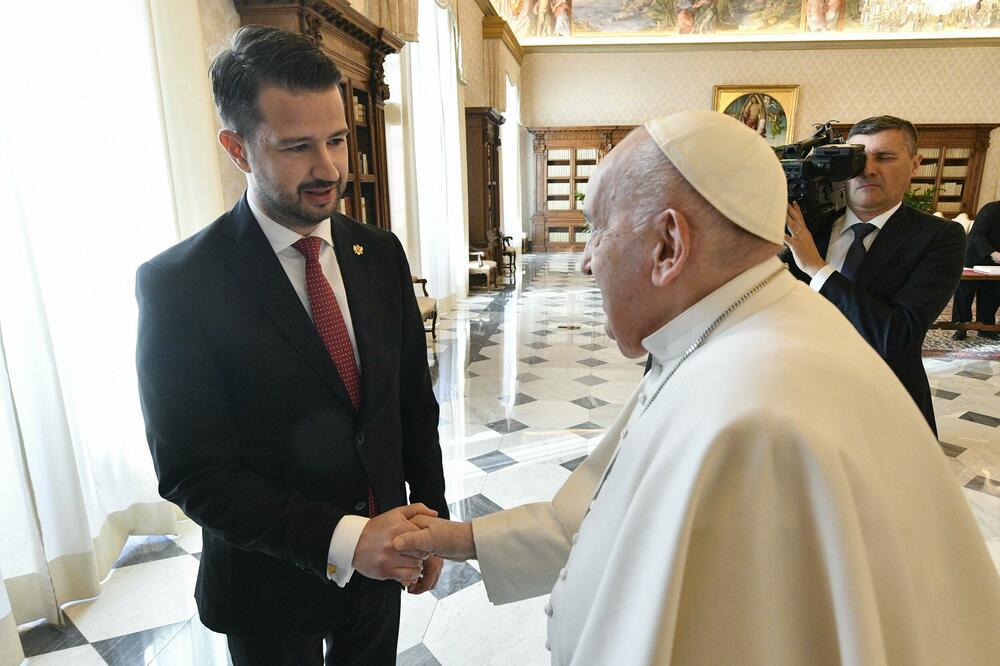 Milatović prilikom susreta sa poglavarom Katoličke crkve, papom Franjom, Foto: Predsjedik.me