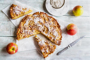 Weekend treat: A wonderful cake with apples, walnuts and cinnamon