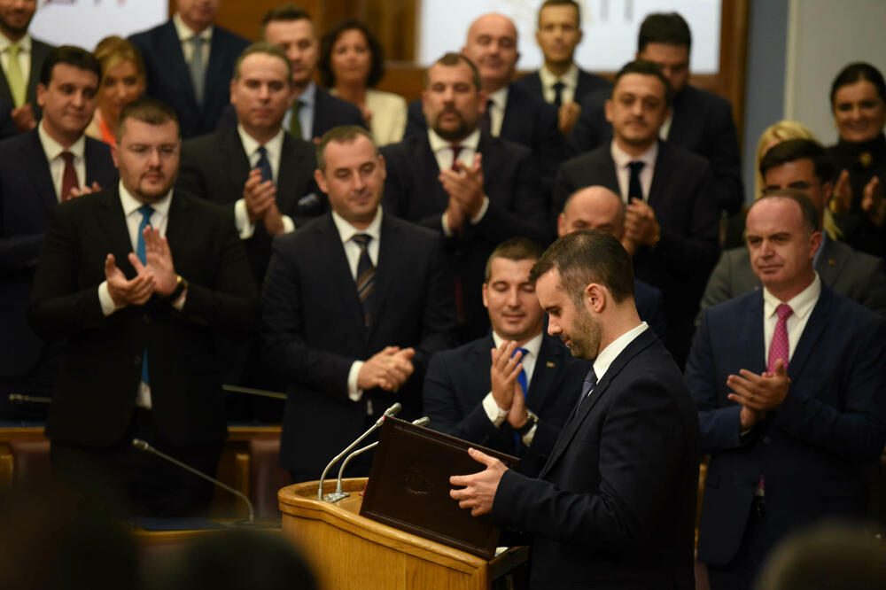 U političkoj areni malo mjesta za žene: Sa sjednice za izbor predsjednika Vlade, Foto: BORIS PEJOVIC