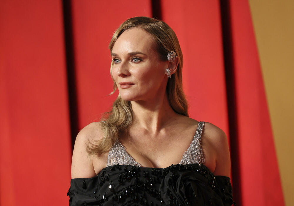 <p>Dodjelom Oskara u Los Anđelesu sinoć je završena sezona dodjele filmskih nagrada.</p>  <p>Film "Openhajmer" Kristofera Nolana osvojio je sedam Oskara, a nagrada za najbolji scenario otišla je filmu "Anatomija pada".</p>  <p>Film o tvorcu atomske bombe Robertu Openhajmeru koji je dobio odlične kritike i dobio najviše, 13 nominacija za Oskara, osvojio je sedam nagrada, među kojima za najbolju film, najbolju režiju, najboljeg glumca i najbolju sporednu mušku ulogu.<br /> </p>