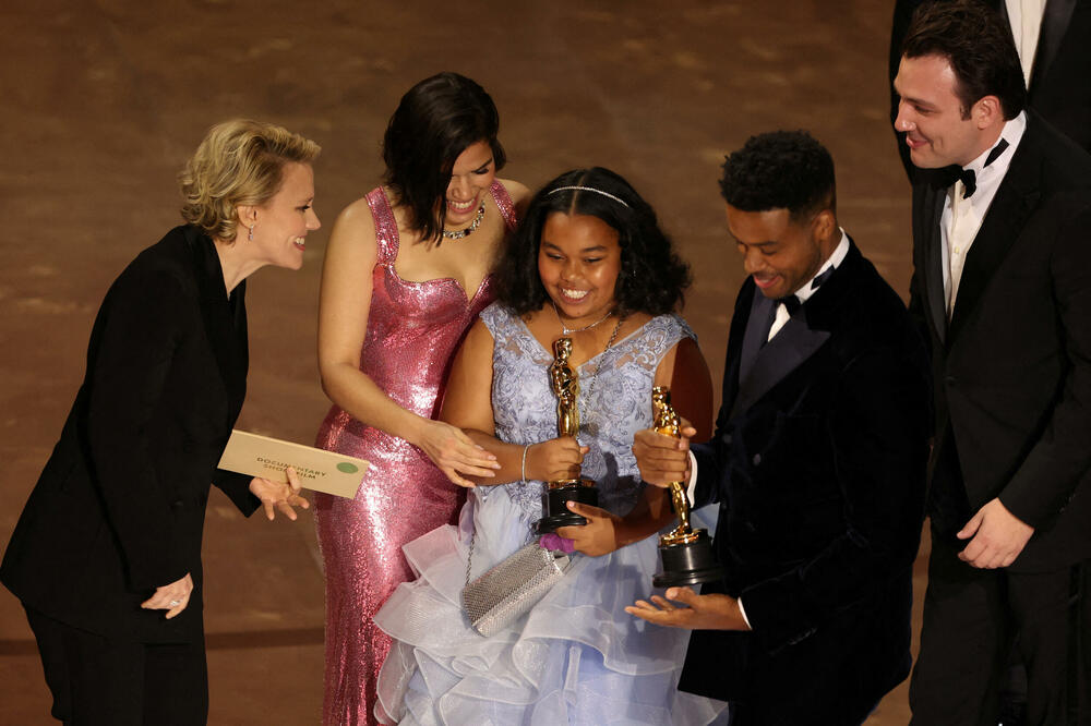 <p>Dodjelom Oskara u Los Anđelesu sinoć je završena sezona dodjele filmskih nagrada.</p>  <p>Film "Openhajmer" Kristofera Nolana osvojio je sedam Oskara, a nagrada za najbolji scenario otišla je filmu "Anatomija pada".</p>  <p>Film o tvorcu atomske bombe Robertu Openhajmeru koji je dobio odlične kritike i dobio najviše, 13 nominacija za Oskara, osvojio je sedam nagrada, među kojima za najbolju film, najbolju režiju, najboljeg glumca i najbolju sporednu mušku ulogu.<br /> </p>