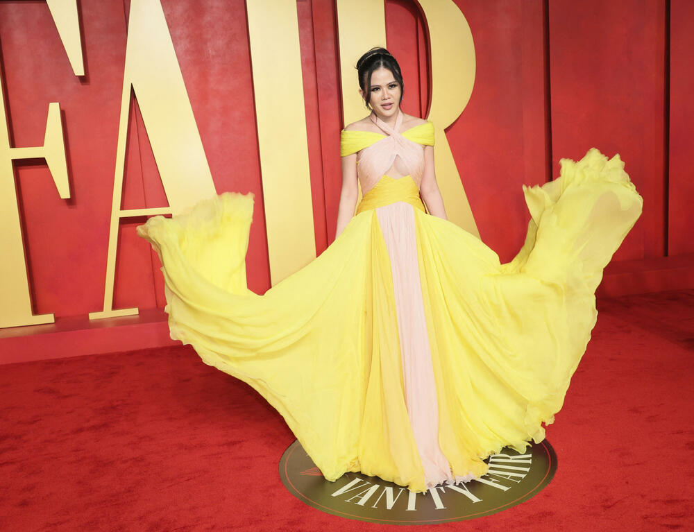 <p>Dodjelom Oskara u Los Anđelesu sinoć je završena sezona dodjele filmskih nagrada.</p>  <p>Film "Openhajmer" Kristofera Nolana osvojio je sedam Oskara, a nagrada za najbolji scenario otišla je filmu "Anatomija pada".</p>  <p>Film o tvorcu atomske bombe Robertu Openhajmeru koji je dobio odlične kritike i dobio najviše, 13 nominacija za Oskara, osvojio je sedam nagrada, među kojima za najbolju film, najbolju režiju, najboljeg glumca i najbolju sporednu mušku ulogu.<br /> </p>