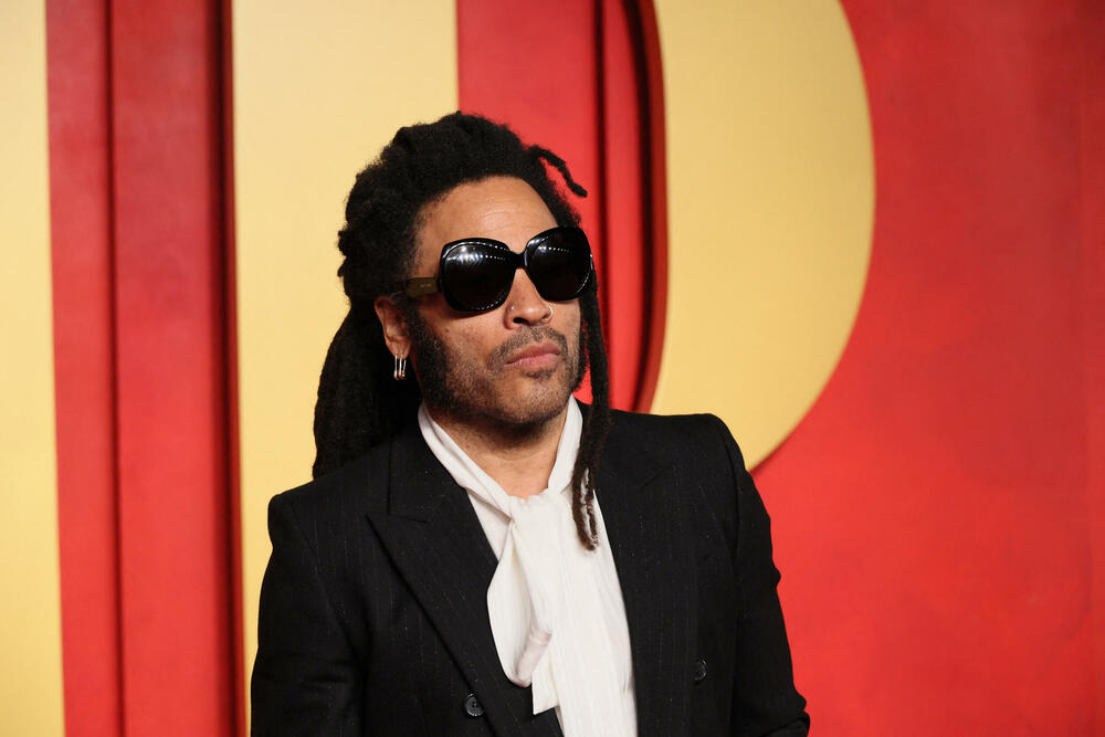 <p>Dodjelom Oskara u Los Anđelesu sinoć je završena sezona dodjele filmskih nagrada.</p>  <p>Film "Openhajmer" Kristofera Nolana osvojio je sedam Oskara, a nagrada za najbolji scenario otišla je filmu "Anatomija pada".</p>  <p>Film o tvorcu atomske bombe Robertu Openhajmeru koji je dobio odlične kritike i dobio najviše, 13 nominacija za Oskara, osvojio je sedam nagrada, među kojima za najbolju film, najbolju režiju, najboljeg glumca i najbolju sporednu mušku ulogu.<br /> </p>